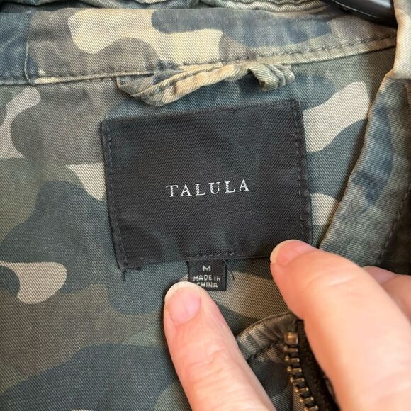 Talula Aritizia Cargo Military Trooper hooded Camo Women’s Jacket size Medium! - Picture 6 of 12